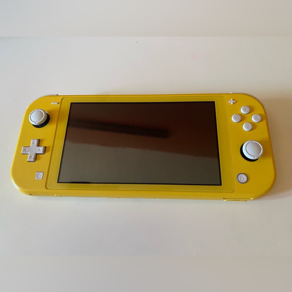 I’m selling this pretty yellow Nintendo lite switch.